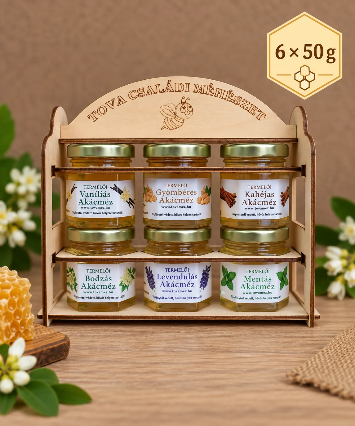 Ízesített méz ajándékcsomag fa tartóban – 6 × 50 g